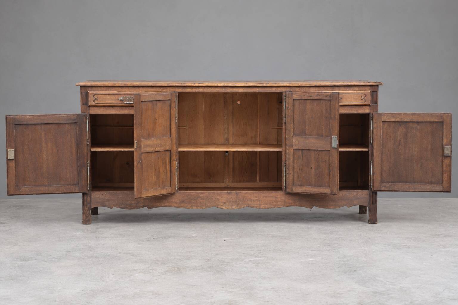 Sideboard or buffet in the Dudouyt style, made of solid oak wood.