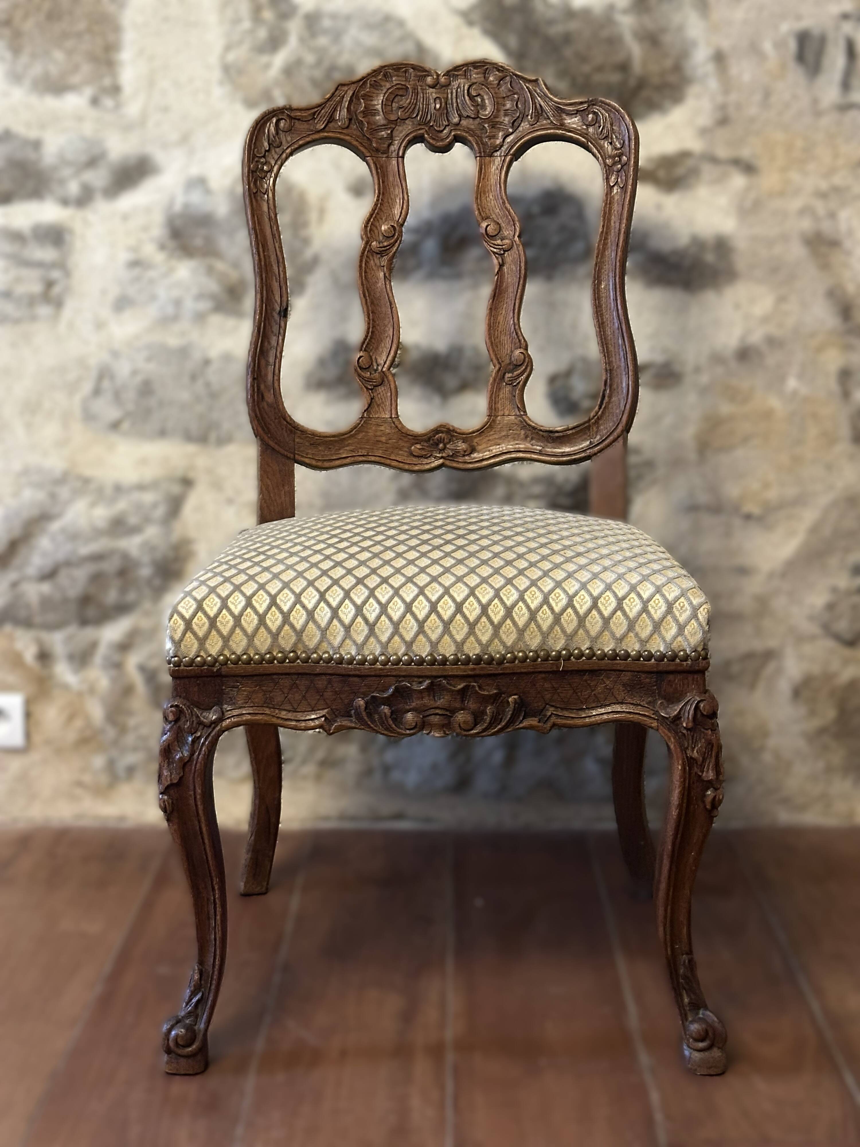 Antique dining set. Table 1.58 m x 1.10 m + 6 chairs from the 1920s.