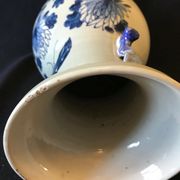 Vase balustre en porcelaine blanc bleu sous couverte céladon XIXe