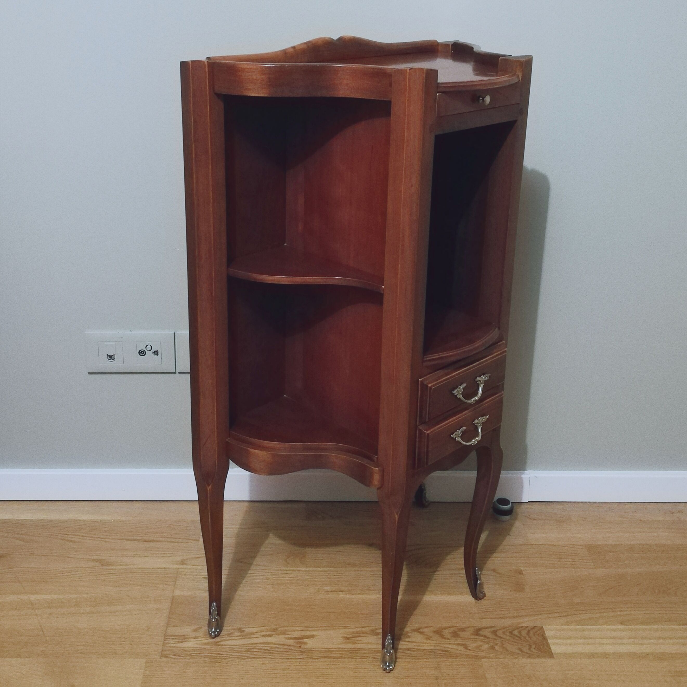 Meuble d'appoint en merisier style Louis XV