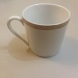 Cups and saucers in fine porcelain with gilded edging