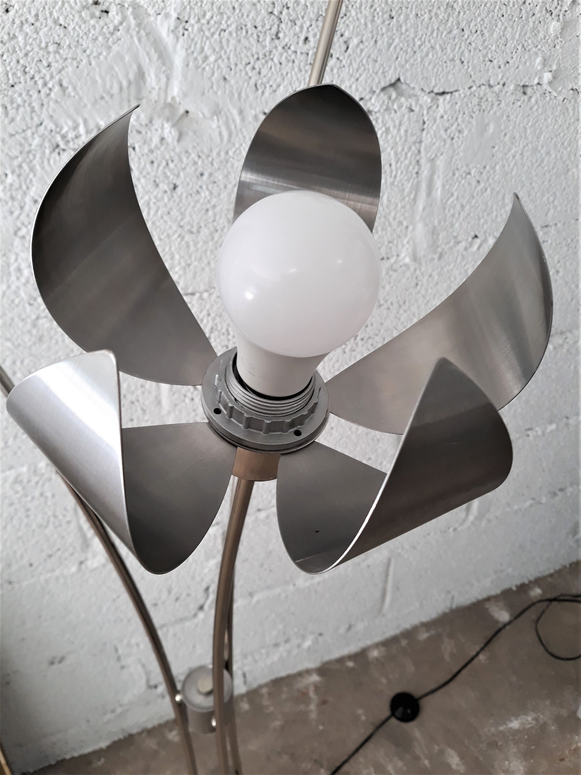 Large lamp on foot / Lamplamp flowers stainless and chrome / Vintage 1960 - 1970