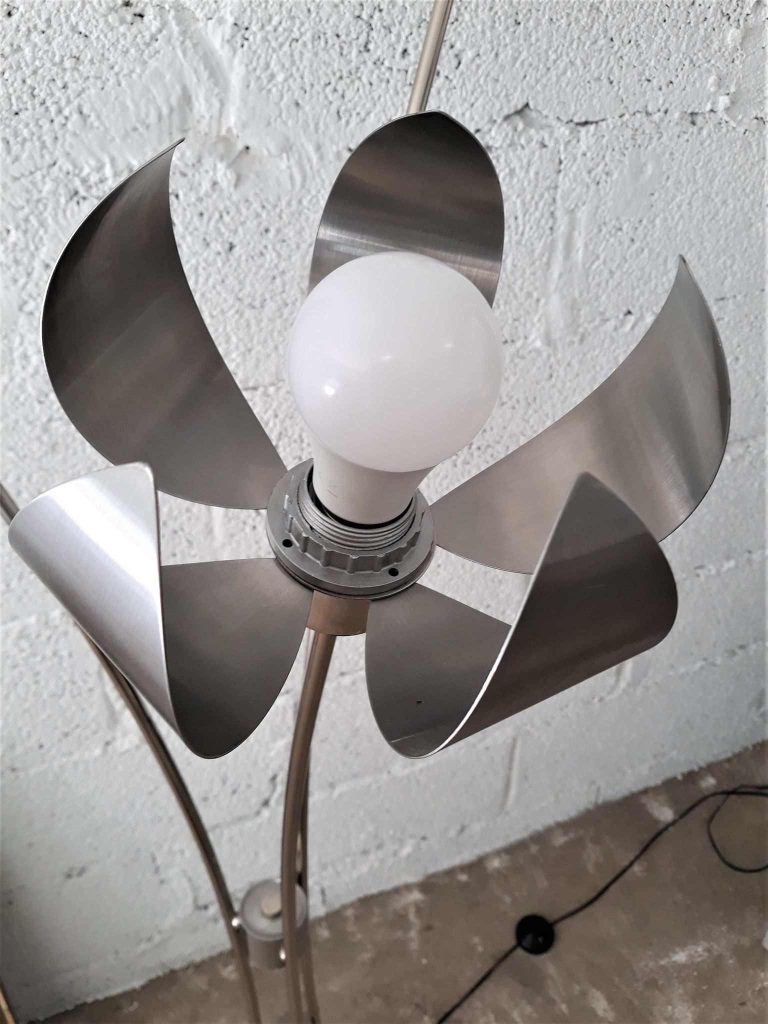 Large lamp on foot / Lamplamp flowers stainless and chrome / Vintage 1960 - 1970