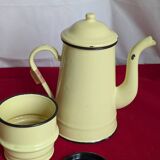 Cafetière en métal émaillé  jaune