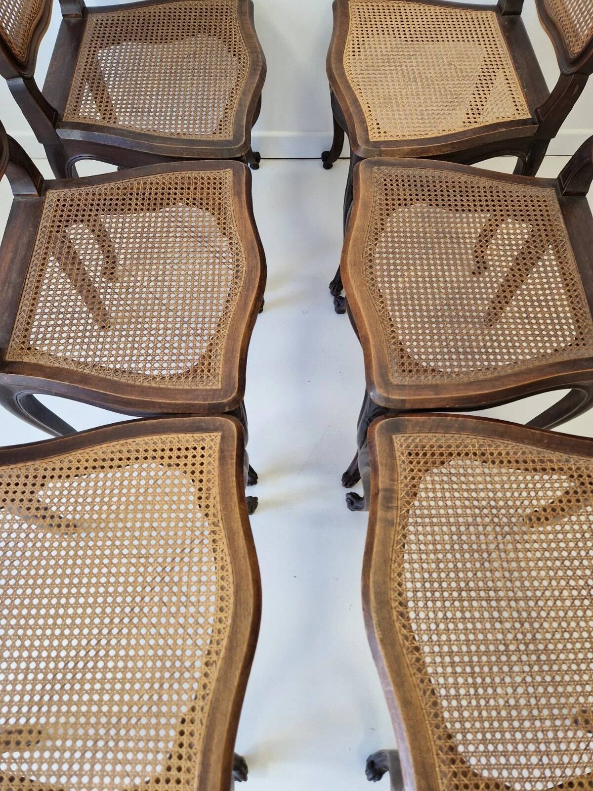 Ensemble de 6 chaises de salle à manger antiques en style Louis XV avec dossier en osier provençal.