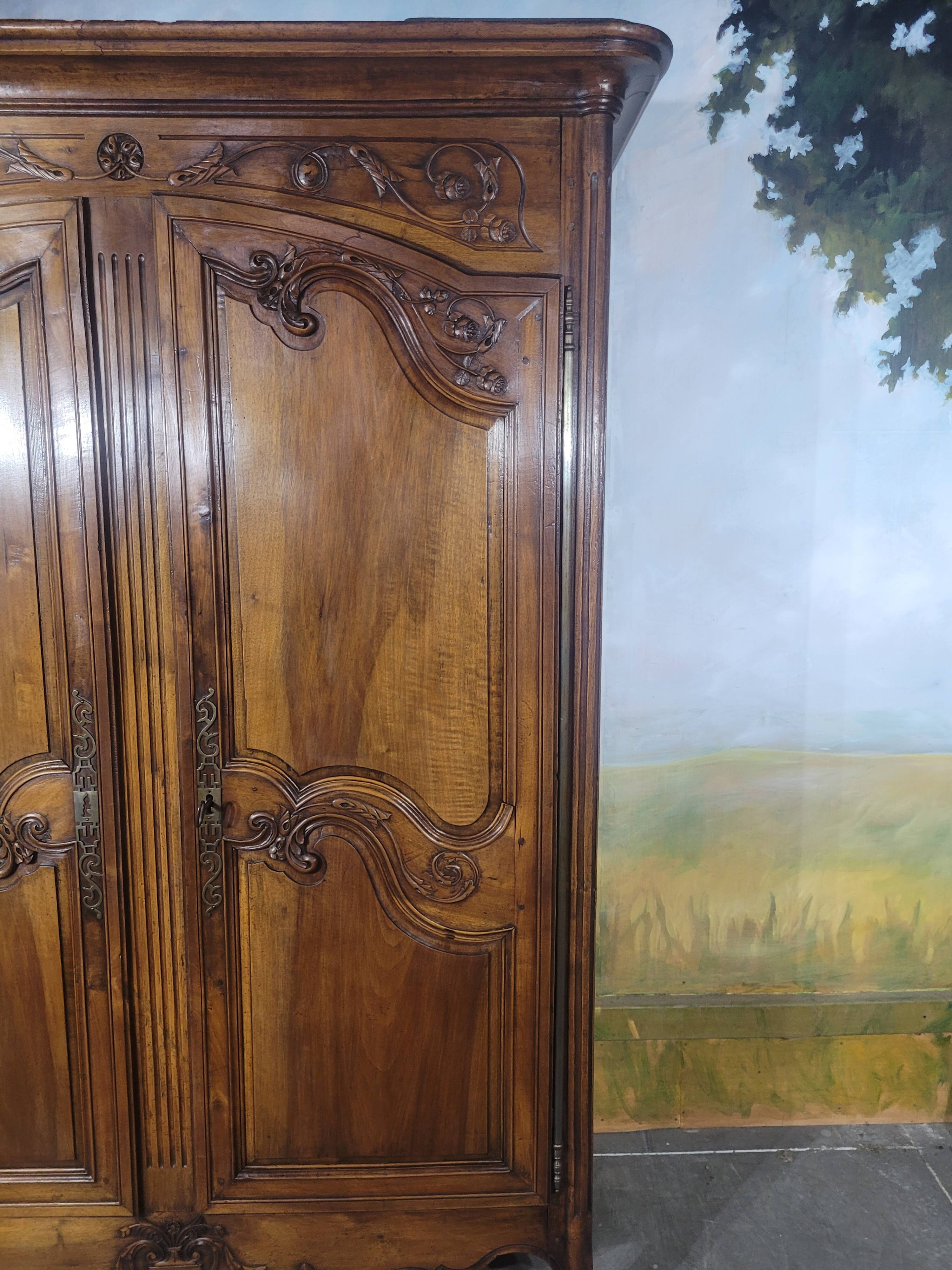 Low walnut cabinet from the late 18th century
