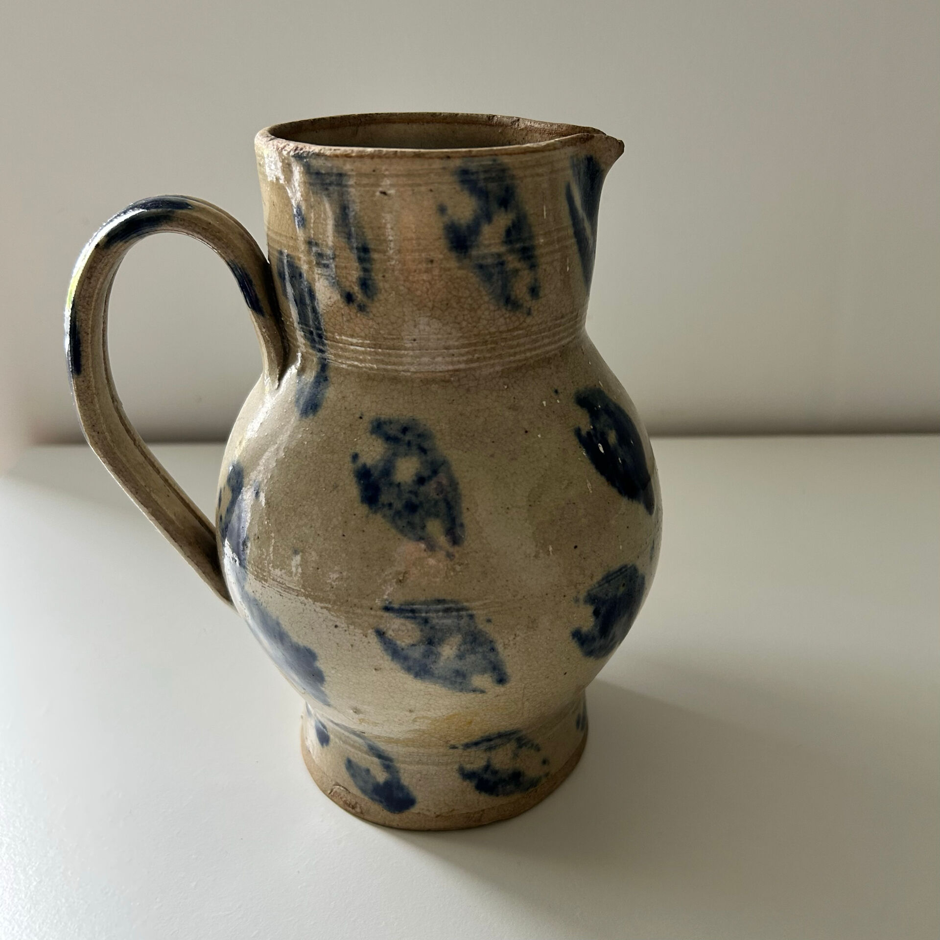 Pichet décor taches bleues