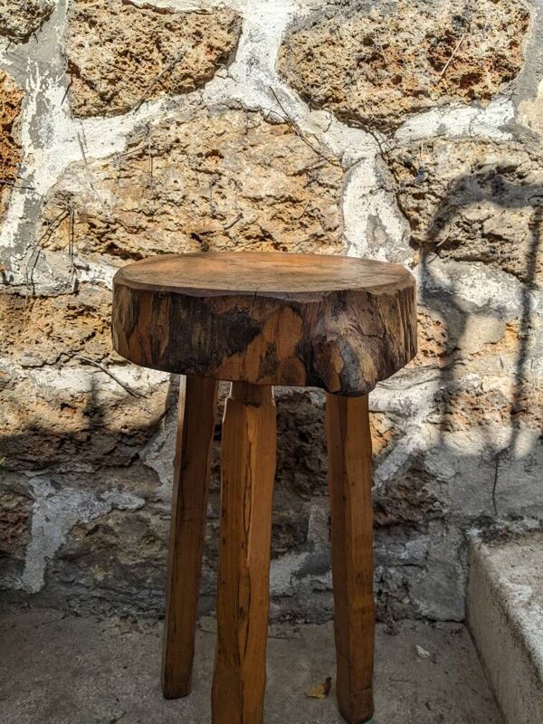 Tabouret tripode fabrication artisanale brutaliste wabi-sabi japandi slow