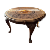 Table basse ronde de style Louis XV, cannage soleil et plateau en verre