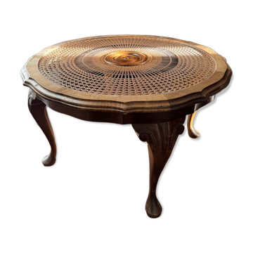 Table basse ronde de style Louis XV, cannage soleil et plateau en verre