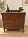Commode antique sur roulettes avec sculpture sur bois (tiroir supérieur avec clé)