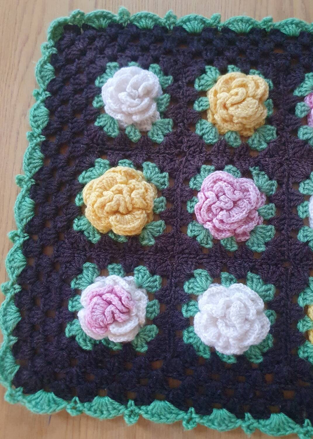 Set of 2 placemats in relief flowers crocheted vintage 70's hands