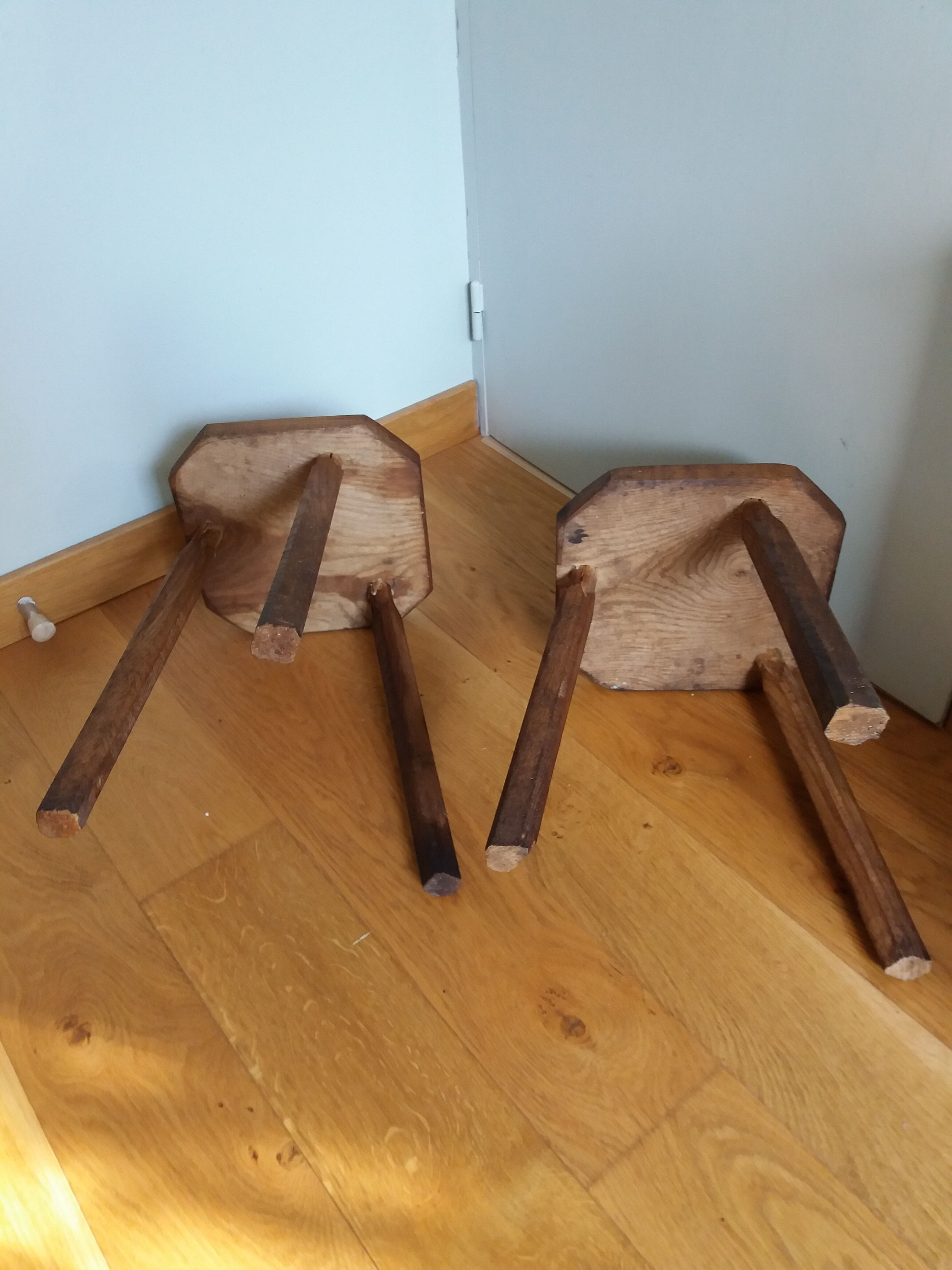 Tripod cowherd stools