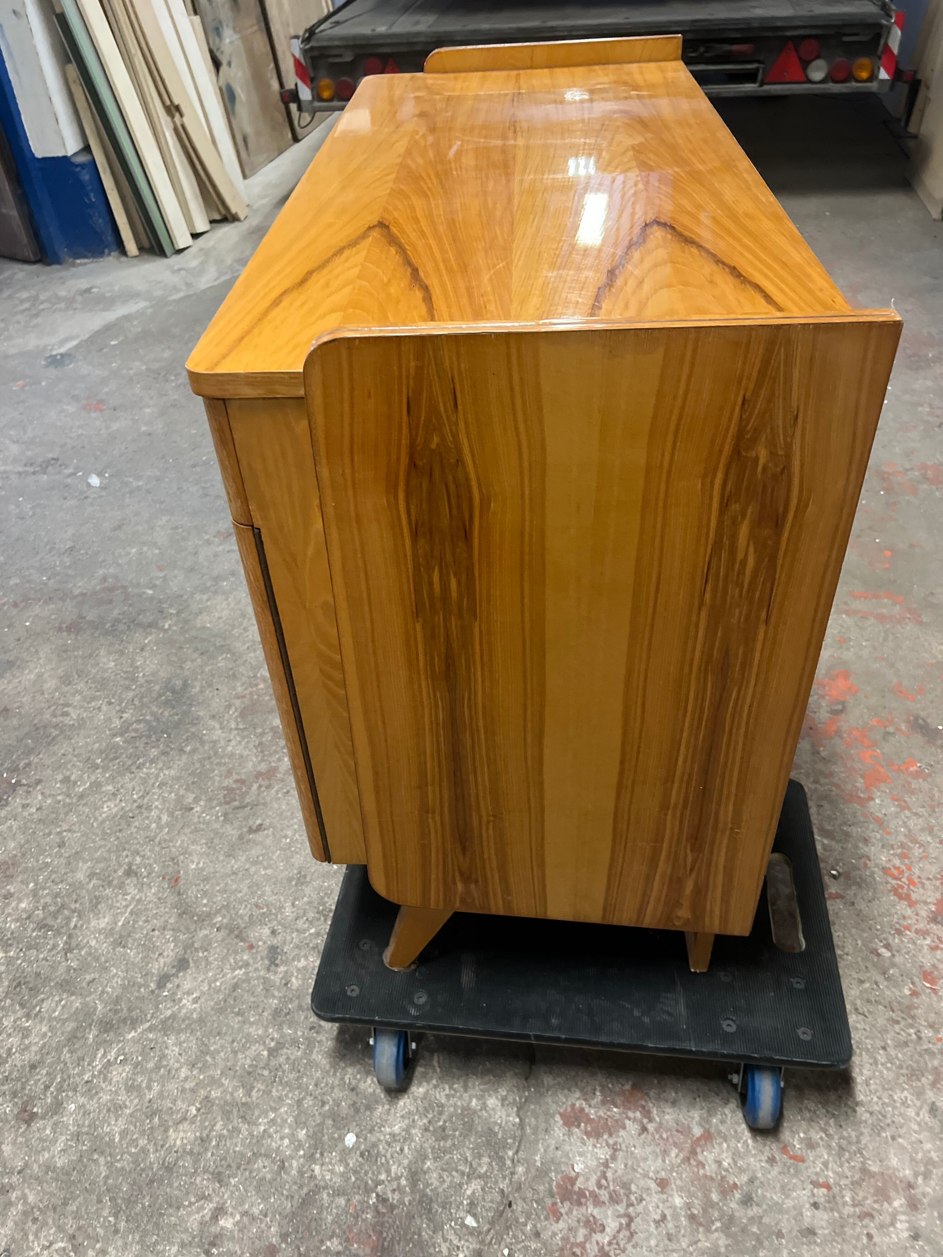 Buffet vintage en bois de Frantisek Jirak. Edition Tatra Nabytok.  République tchèque