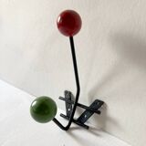 Petite patère double en métal et bois peint vert et rouge, années 1950-60