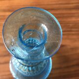 Carafe en verre bleu ciselé et son bouchon en forme de pomme de pin