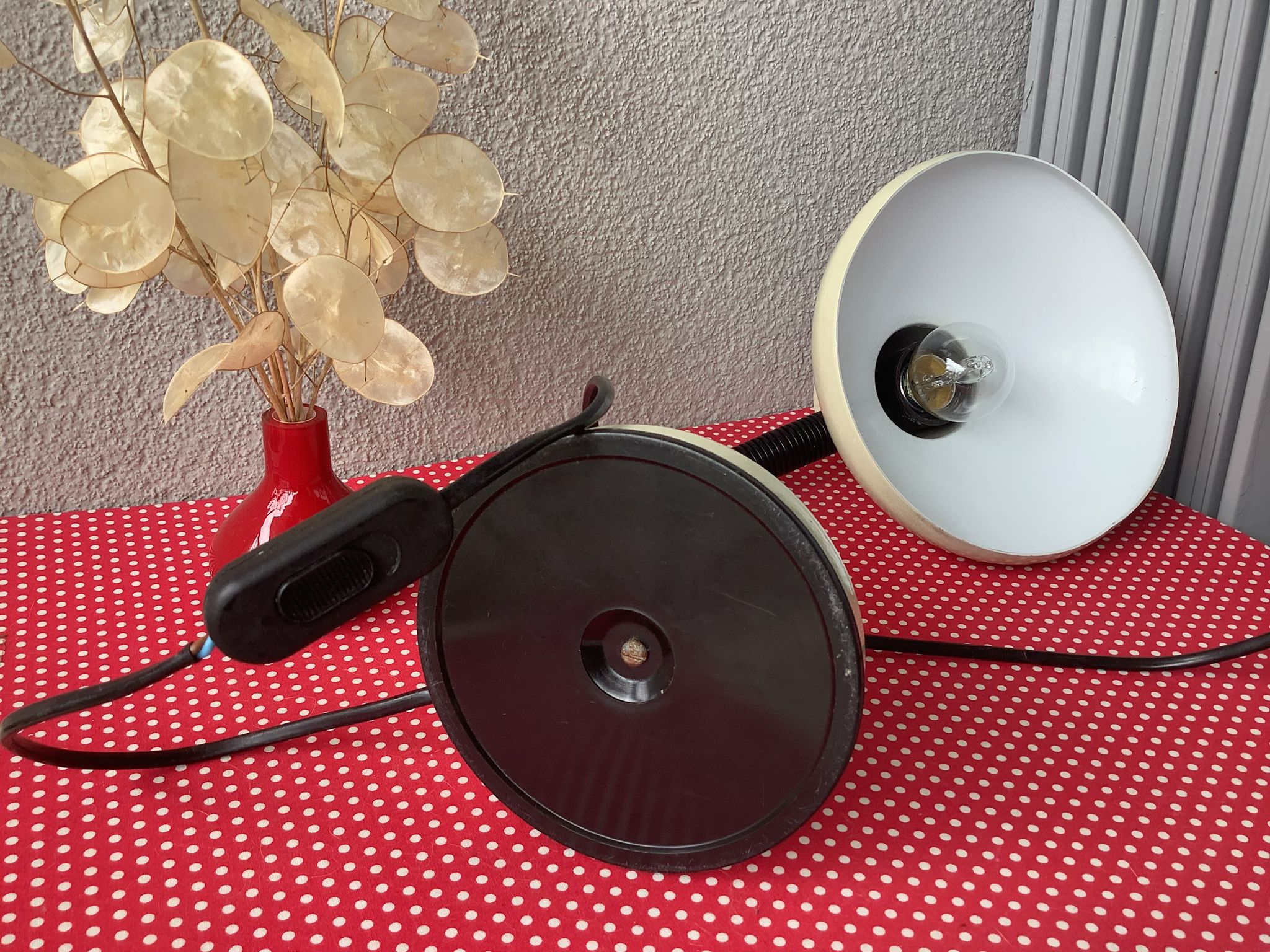 Beige metal space age lamp