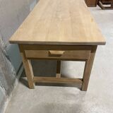 Large farmhouse table in solid wood – sturdy and welcoming
