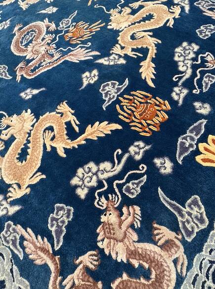 Chinese rug with dragon decoration. 230x165 cm