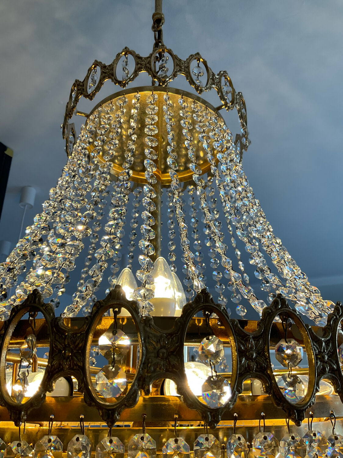 Lustre cascade en bronze et pampilles de cristal