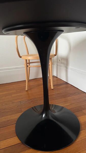 Black Knoll tulip table