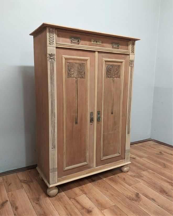 Art Nouveau chest of drawers in walnut