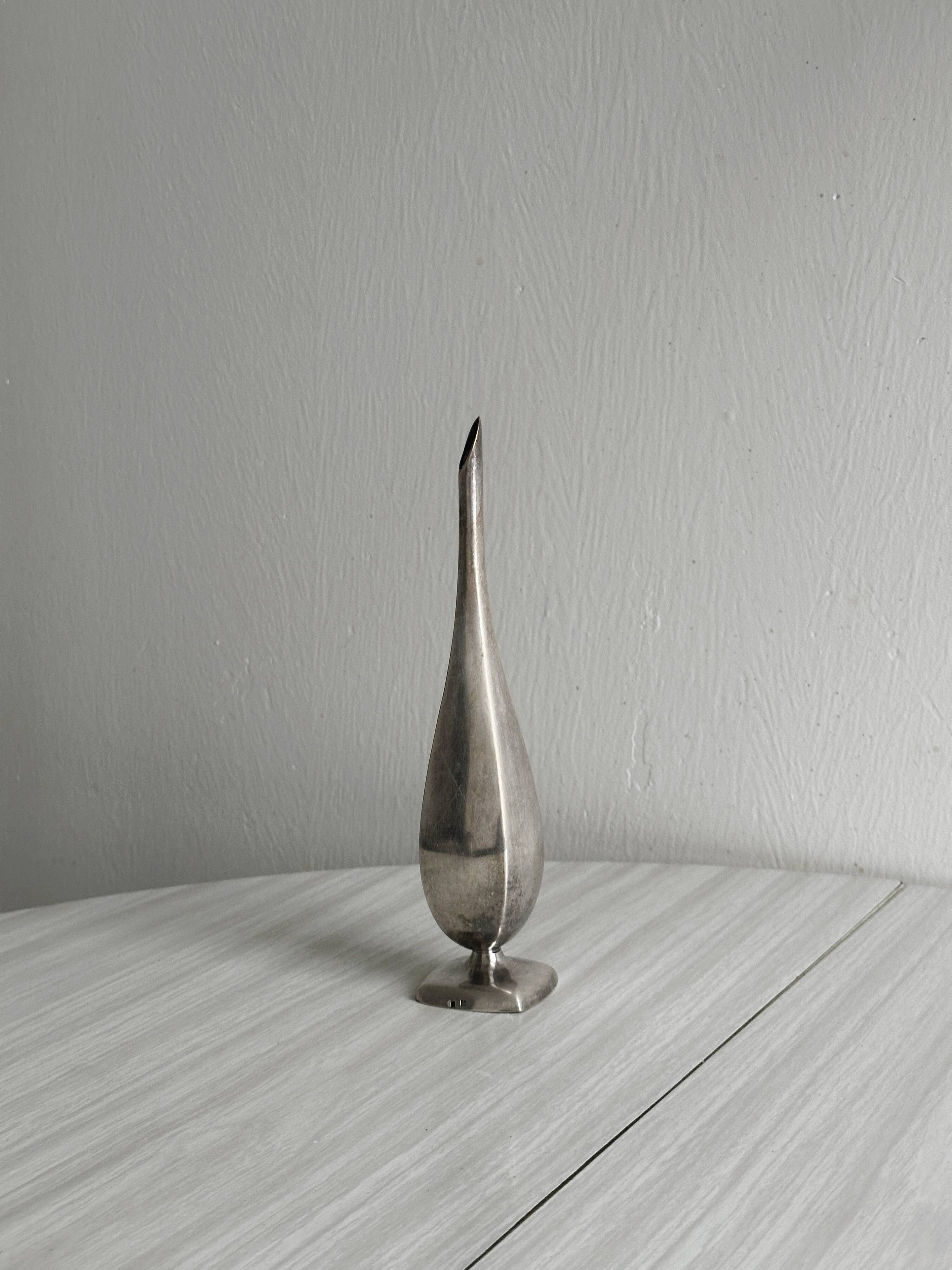 Petit vase soliflore en métal