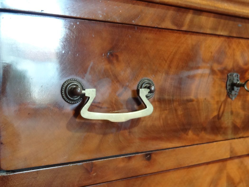 19th century chest of drawers in mahogany veneer, three drawers, 81x80x43 cm