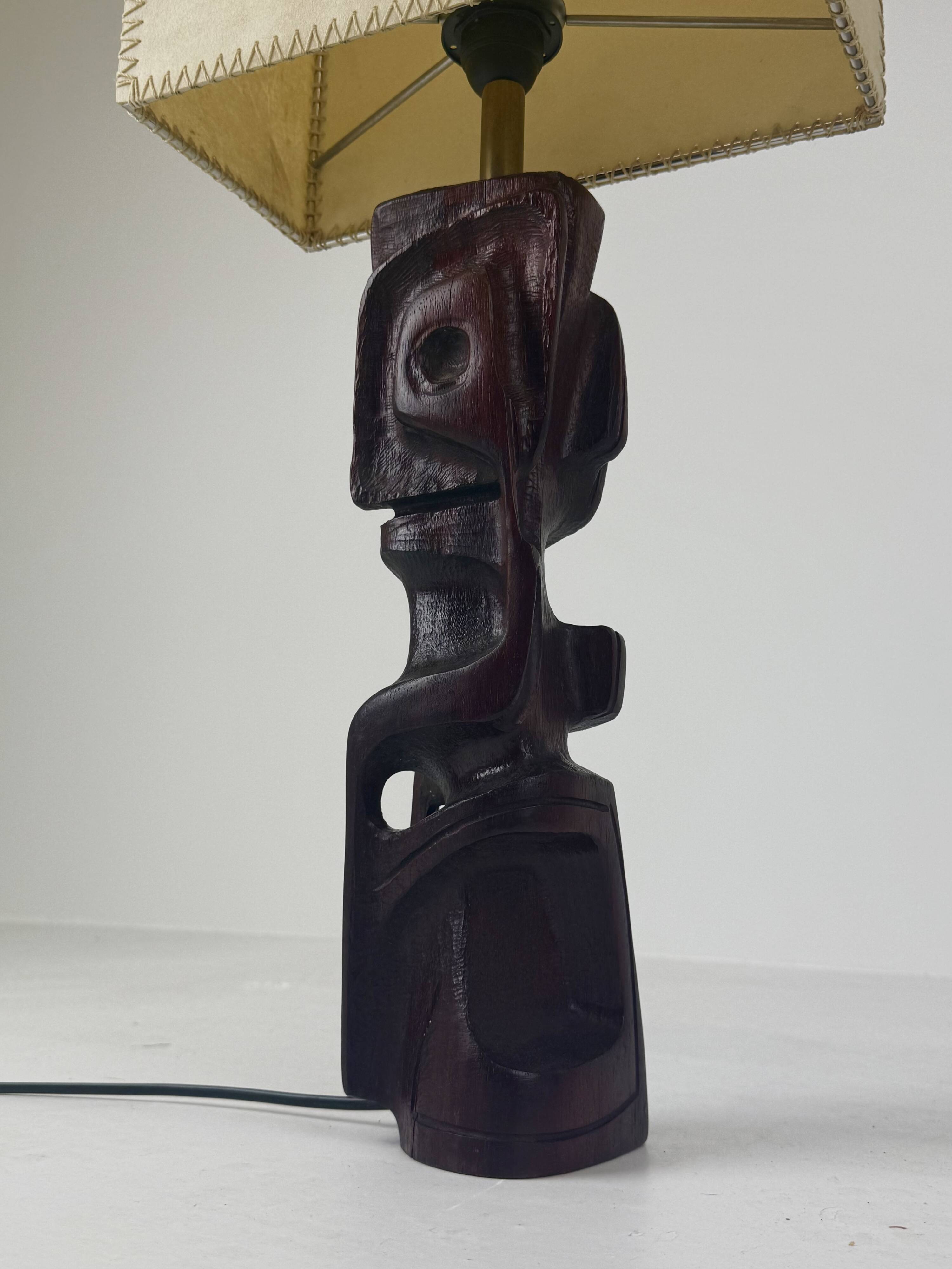 Lampe de table sculpturale en bois sculpté à la main par Gianni Pinna