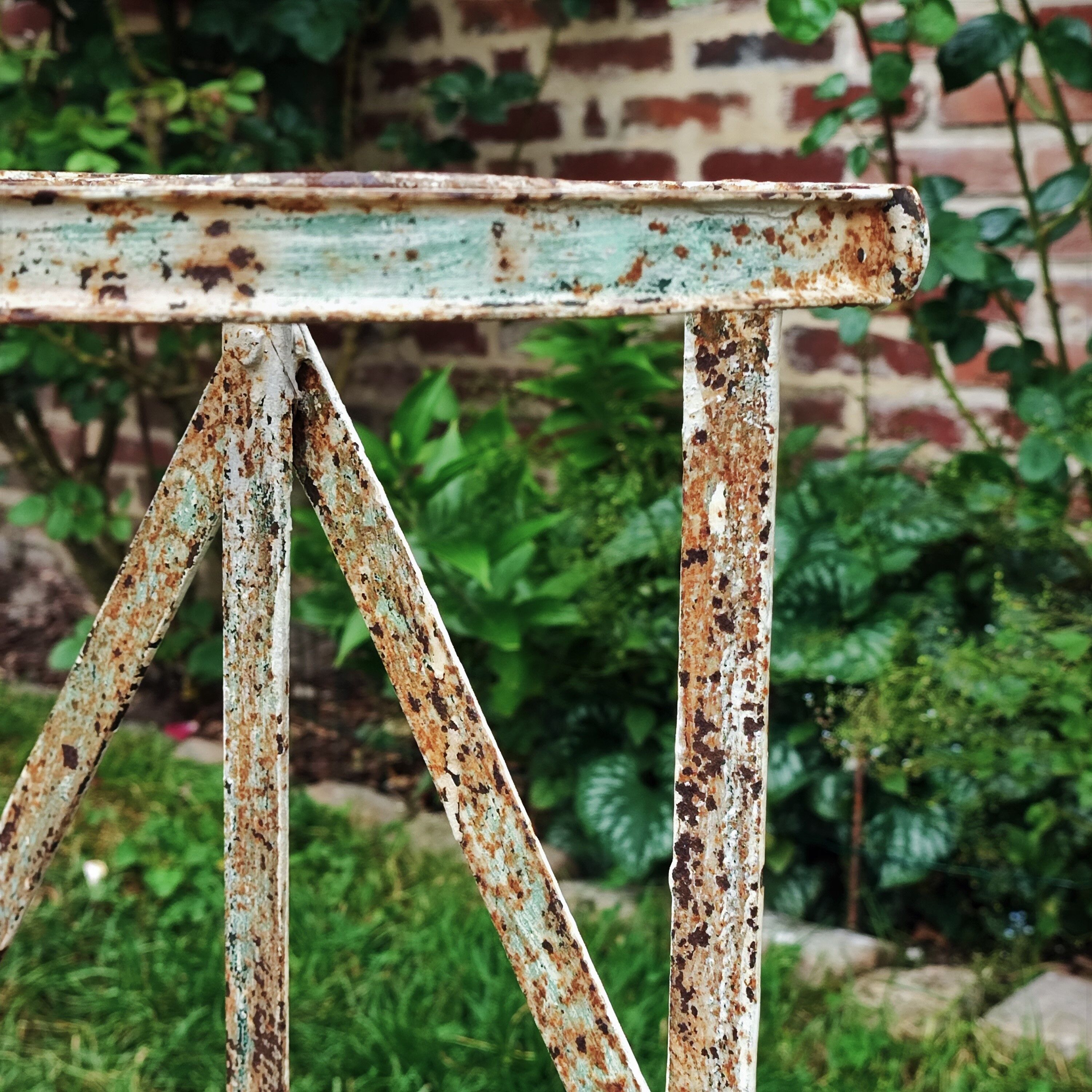 Half-moon plant holder
