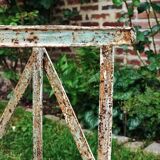 Half-moon plant holder