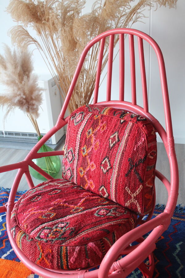 Fauteuil vintage années 70 restauré avec coussins marocains sur mesure, fauteuil rose et rouge