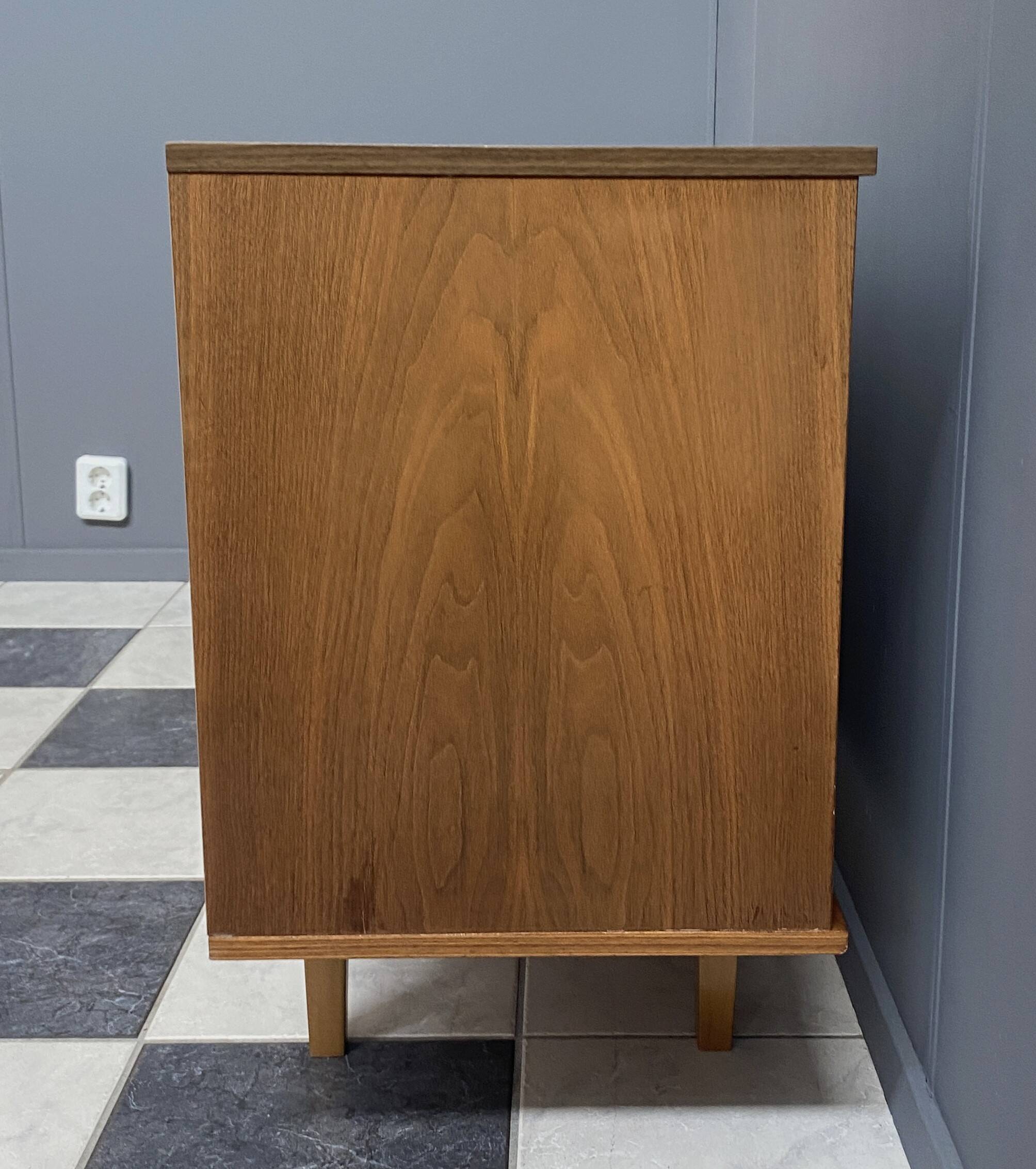 Buffet en bois à 2 portes de Suède
