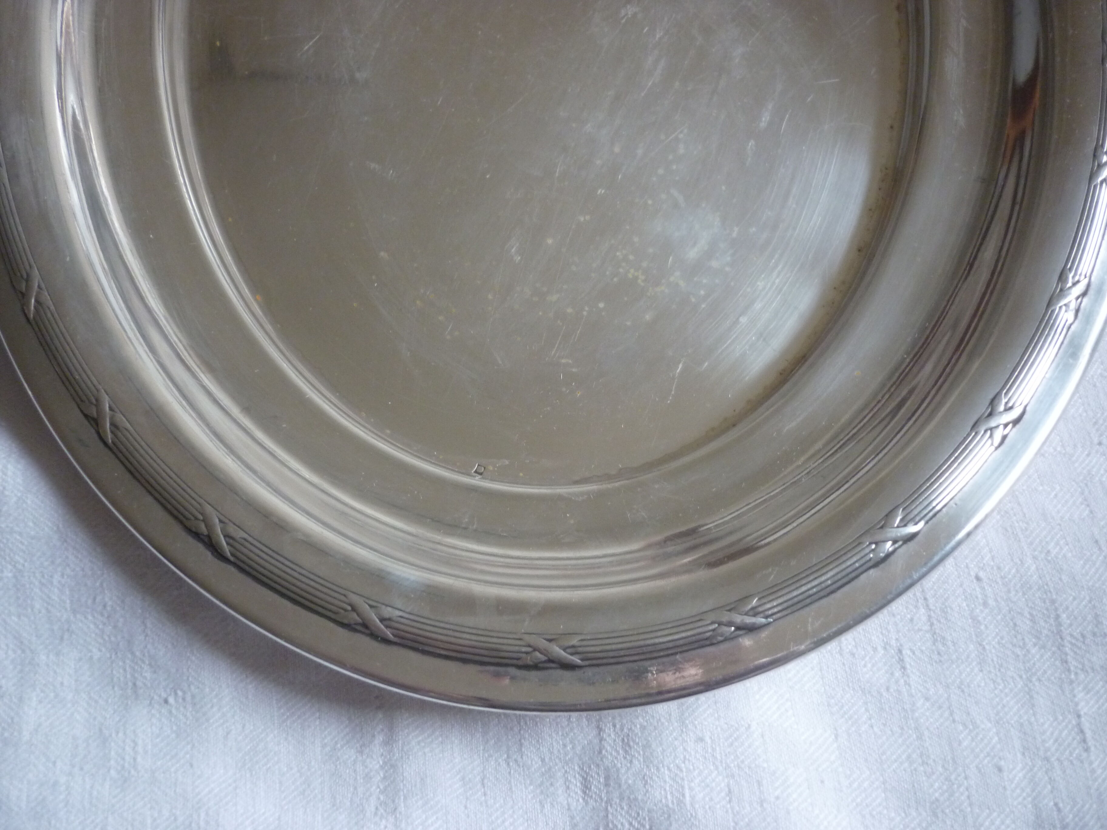 Oval plate in silver metal