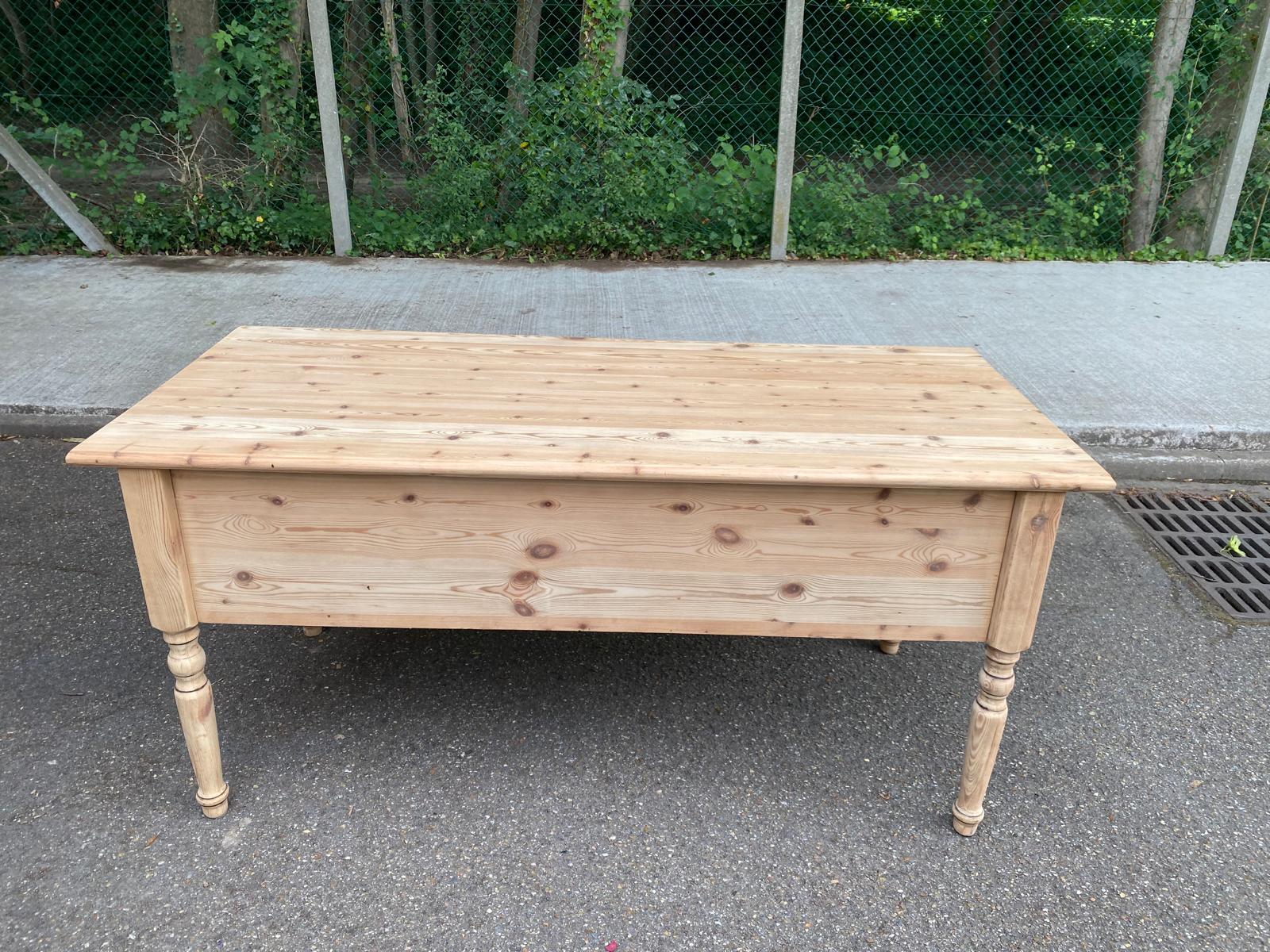 Scandinavian cocktail desk renovated in solid wood from the 90s.