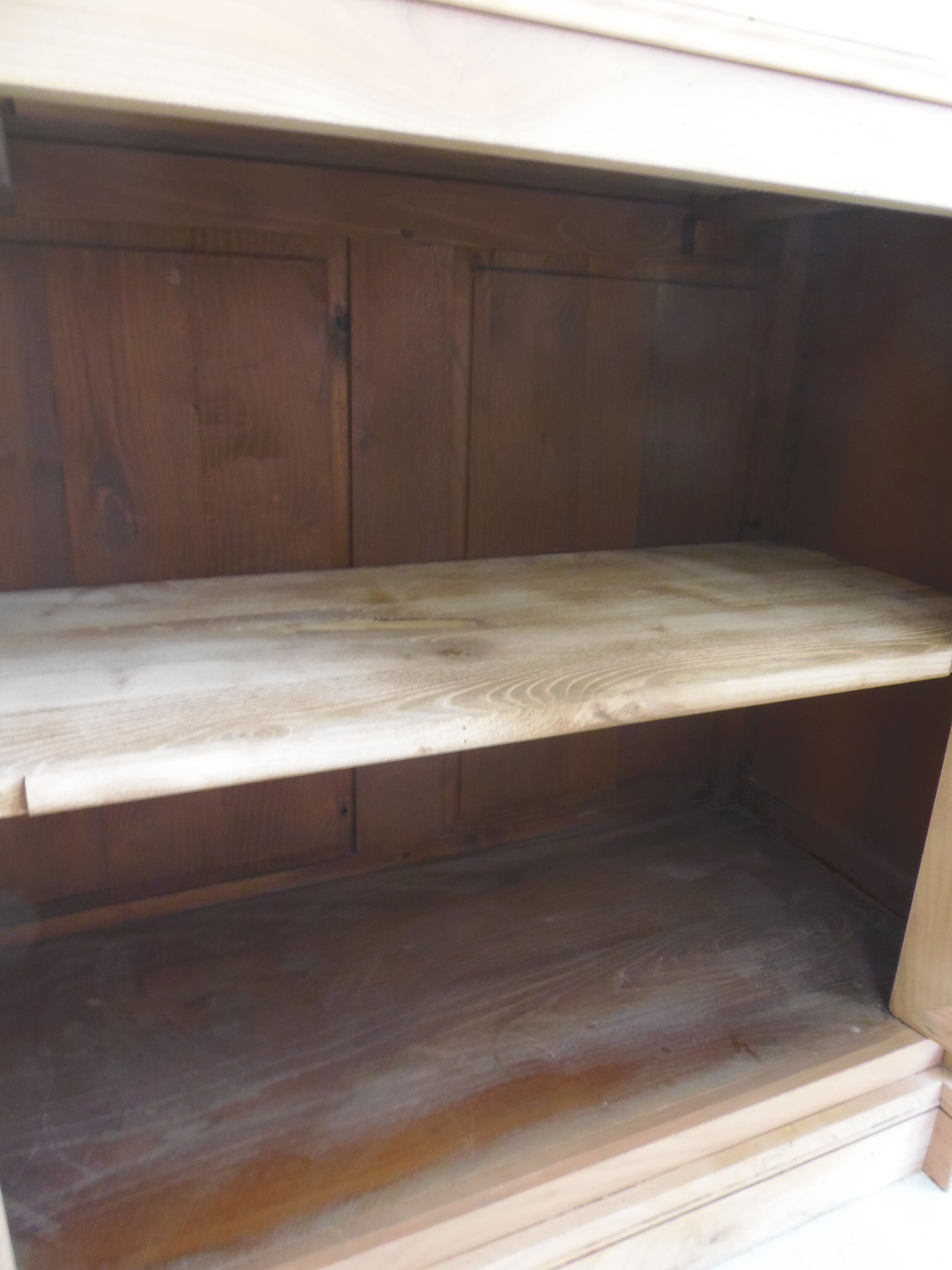 Buffet de belle facture en bois brut, 2 portes , 3 tiroirs .