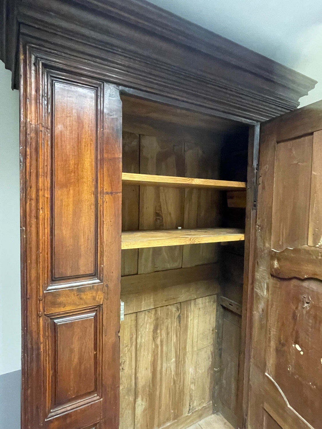 Armoire penderie d’époque en chêne massif