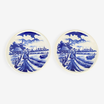 Assiette porcelaine blanche décors d'un couple et paysage bleu - BOCH Manufacture Royale La Louvière