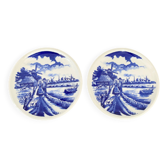 Assiette porcelaine blanche décors d'un couple et paysage bleu - BOCH Manufacture Royale La Louvière