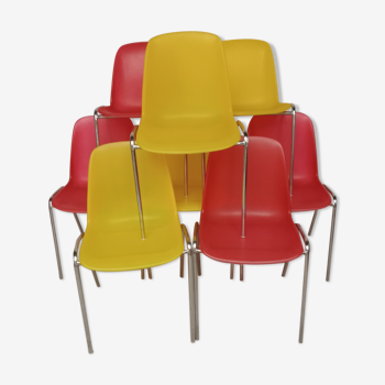 Lot 8 plastic chairs