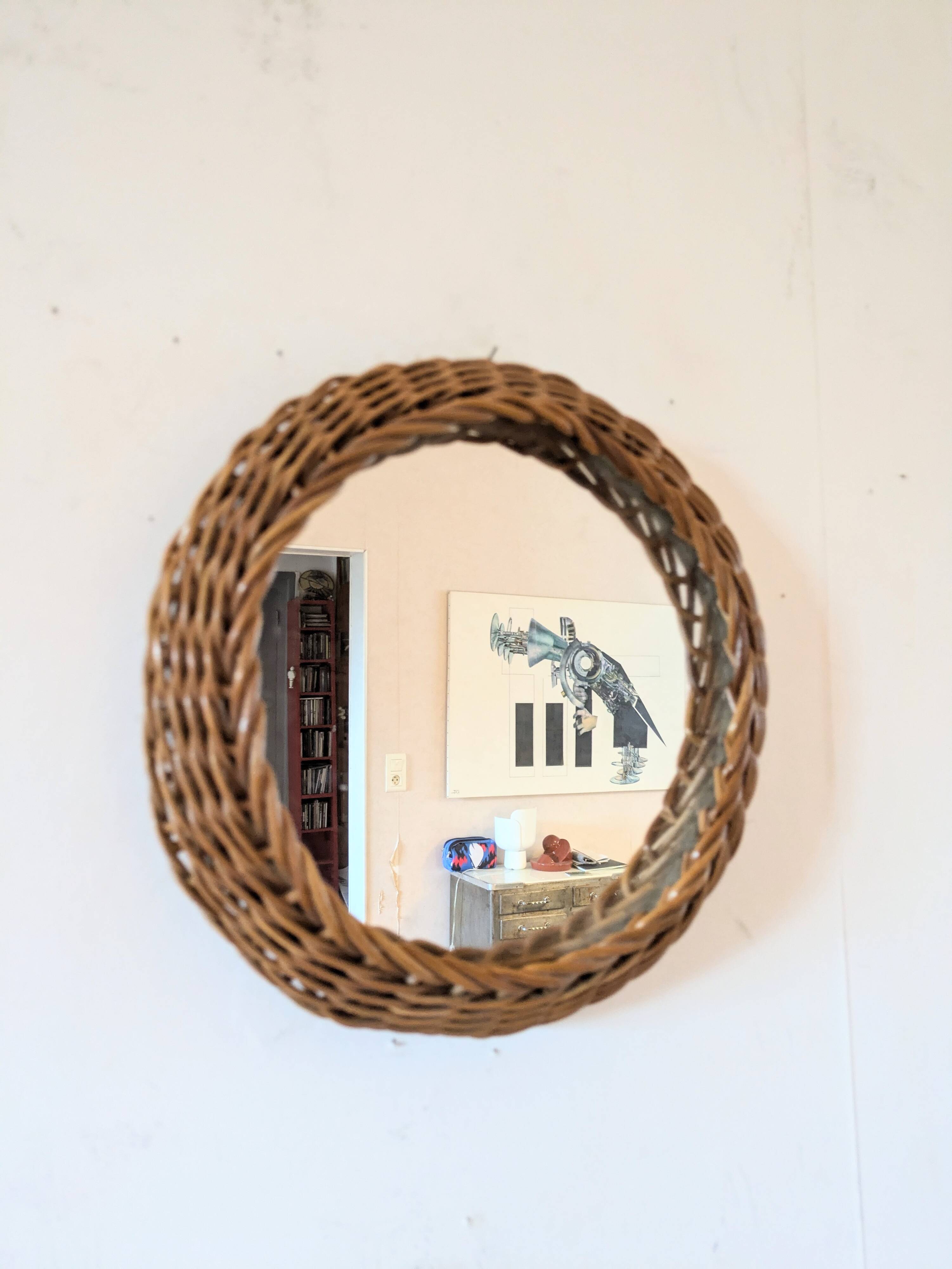 Round mirror in 60s design woven rattan