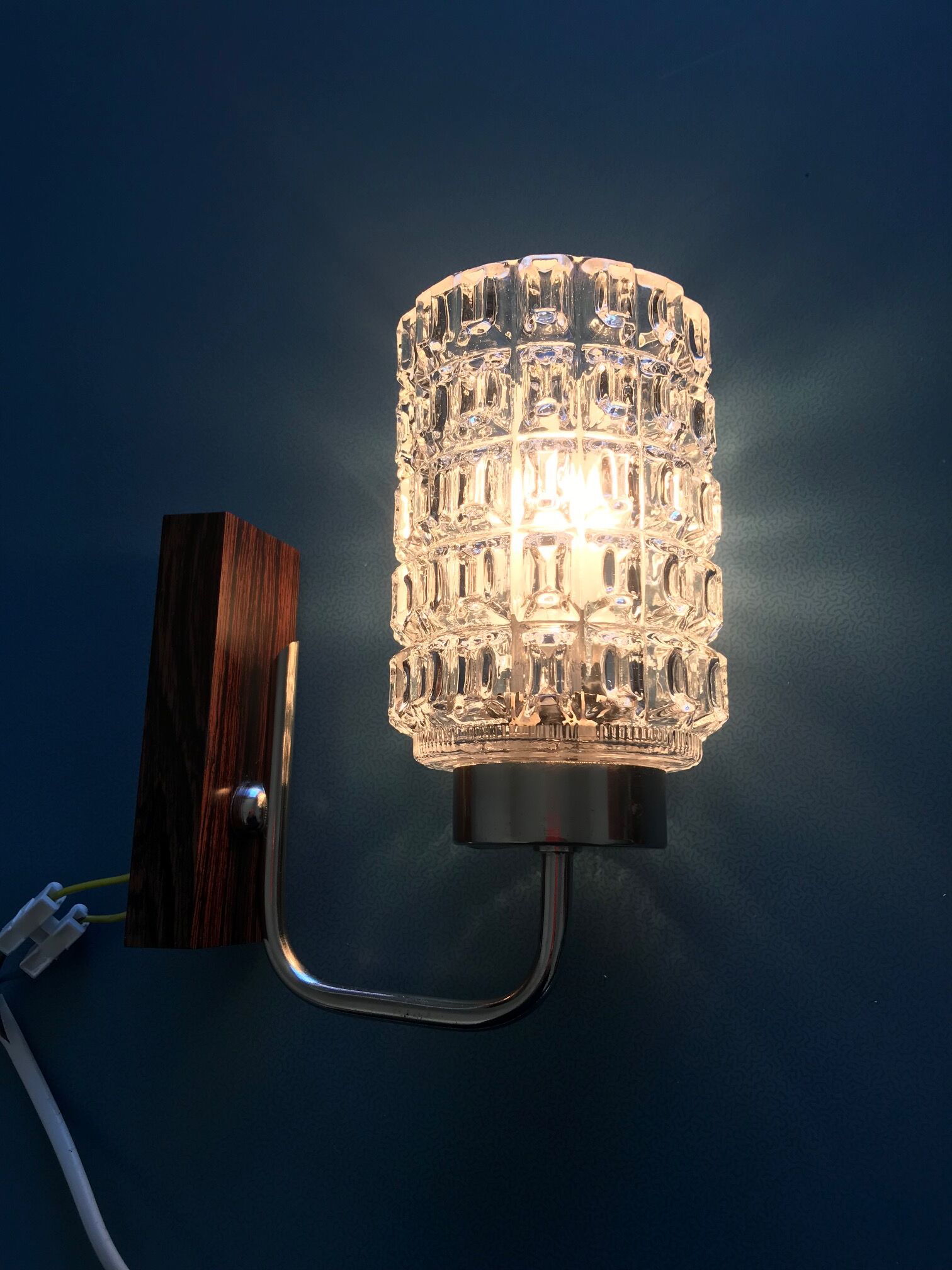 Round wall lamp in molded glass