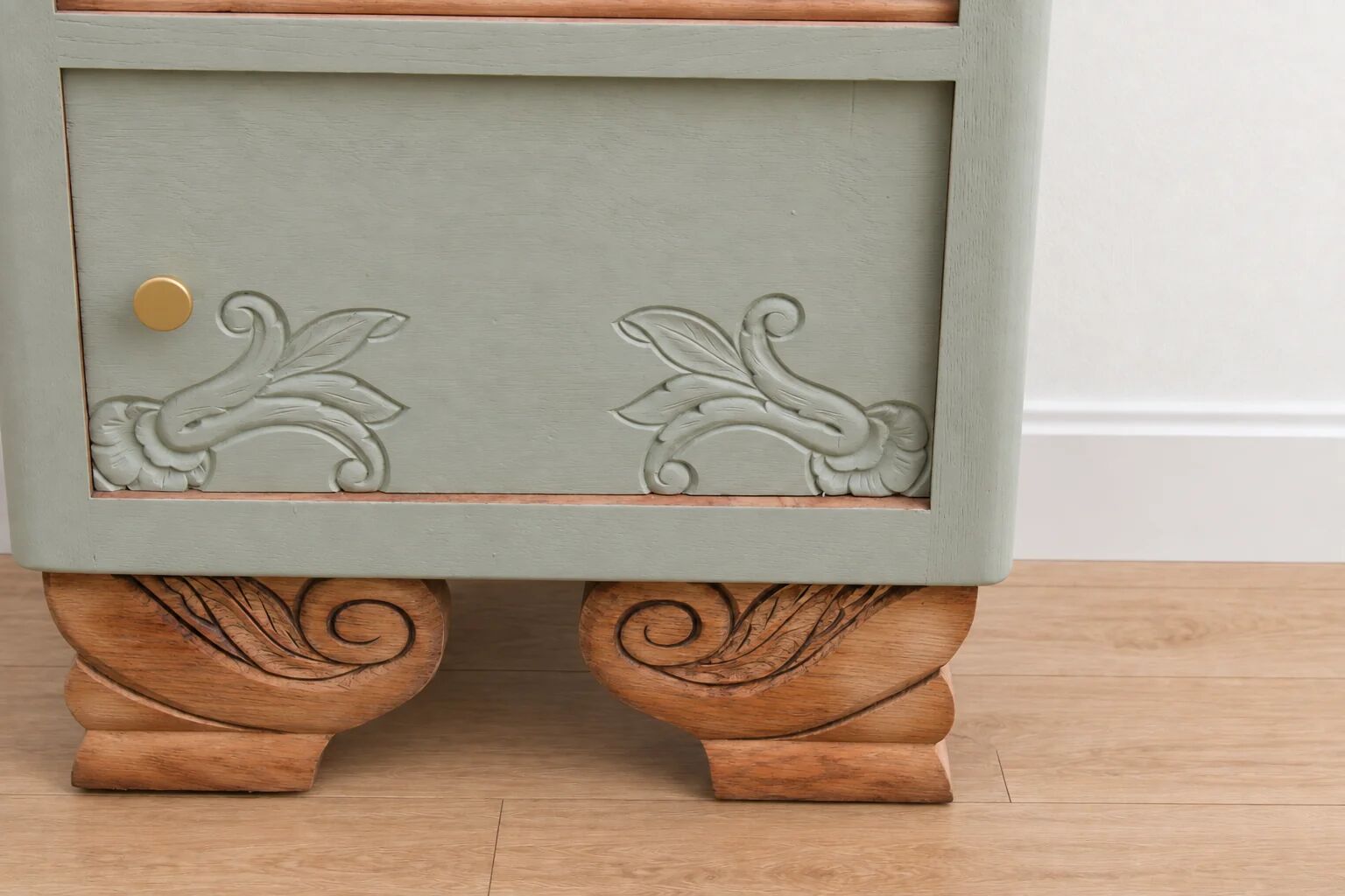 Renovated antique Art Deco bedside table – Lézard Green Pure & Paint, natural wood and marble top.