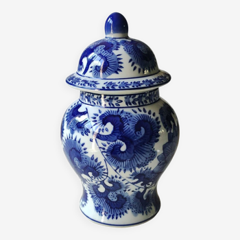 Vase à couvercle/Potiche/Pot à thé, à gingembre. En porcelaine fine Asiatique. Motifs floraux, camaïeu de bleus