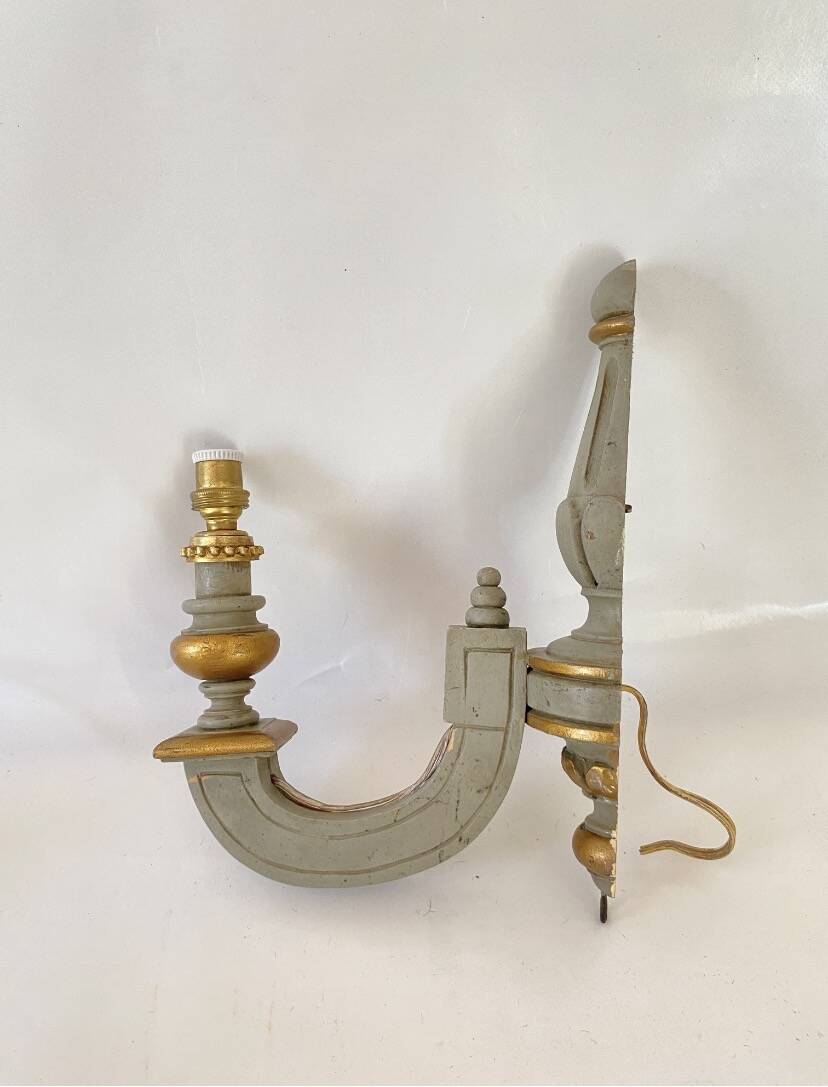 Wooden wall light in Gustavian style