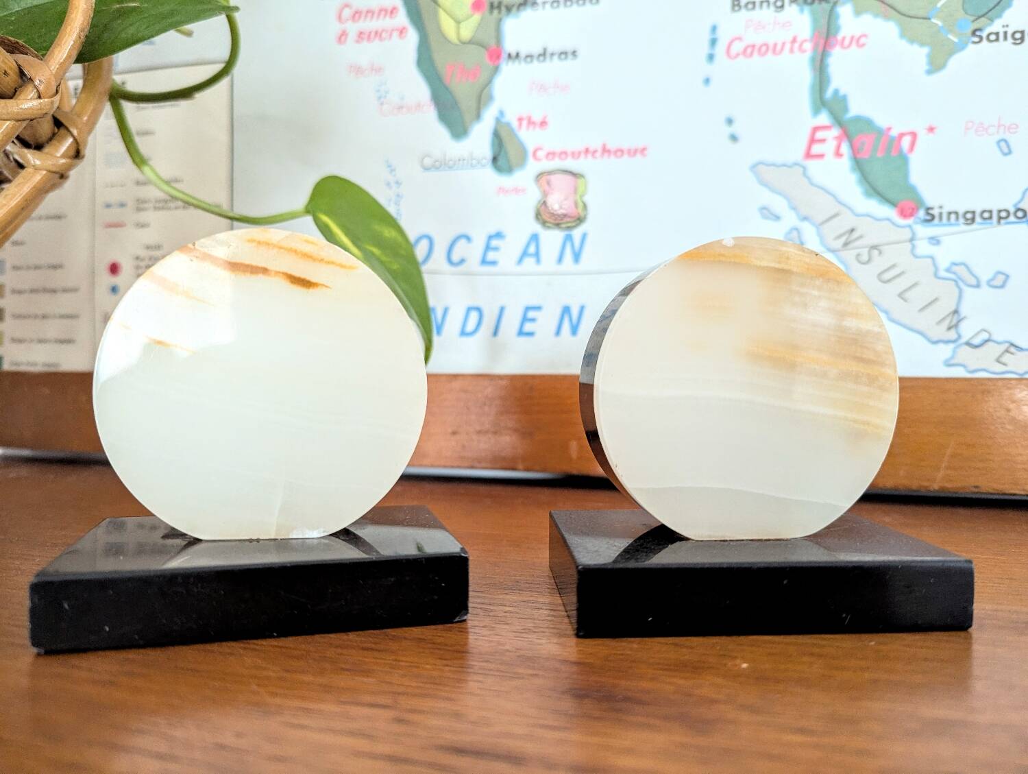 Duo de serre-livres art déco en marbre noir et onyx