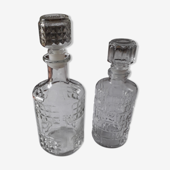 Lot de 2 carafons à  liqueur en verre ciselé