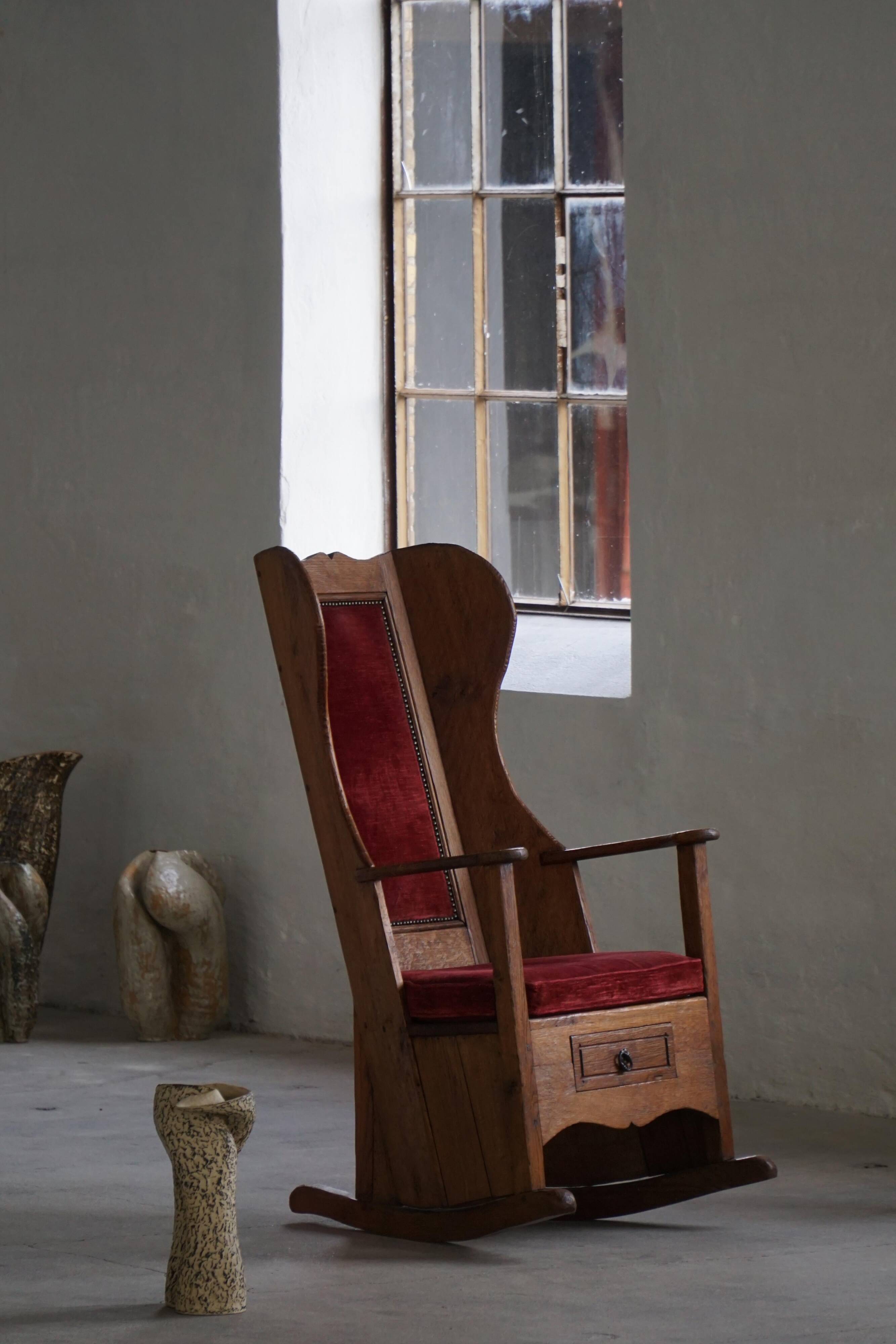 Antique English rocking chair in wood with red velvet upholstery, 19th century.