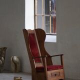 Antique English rocking chair in wood with red velvet upholstery, 19th century.