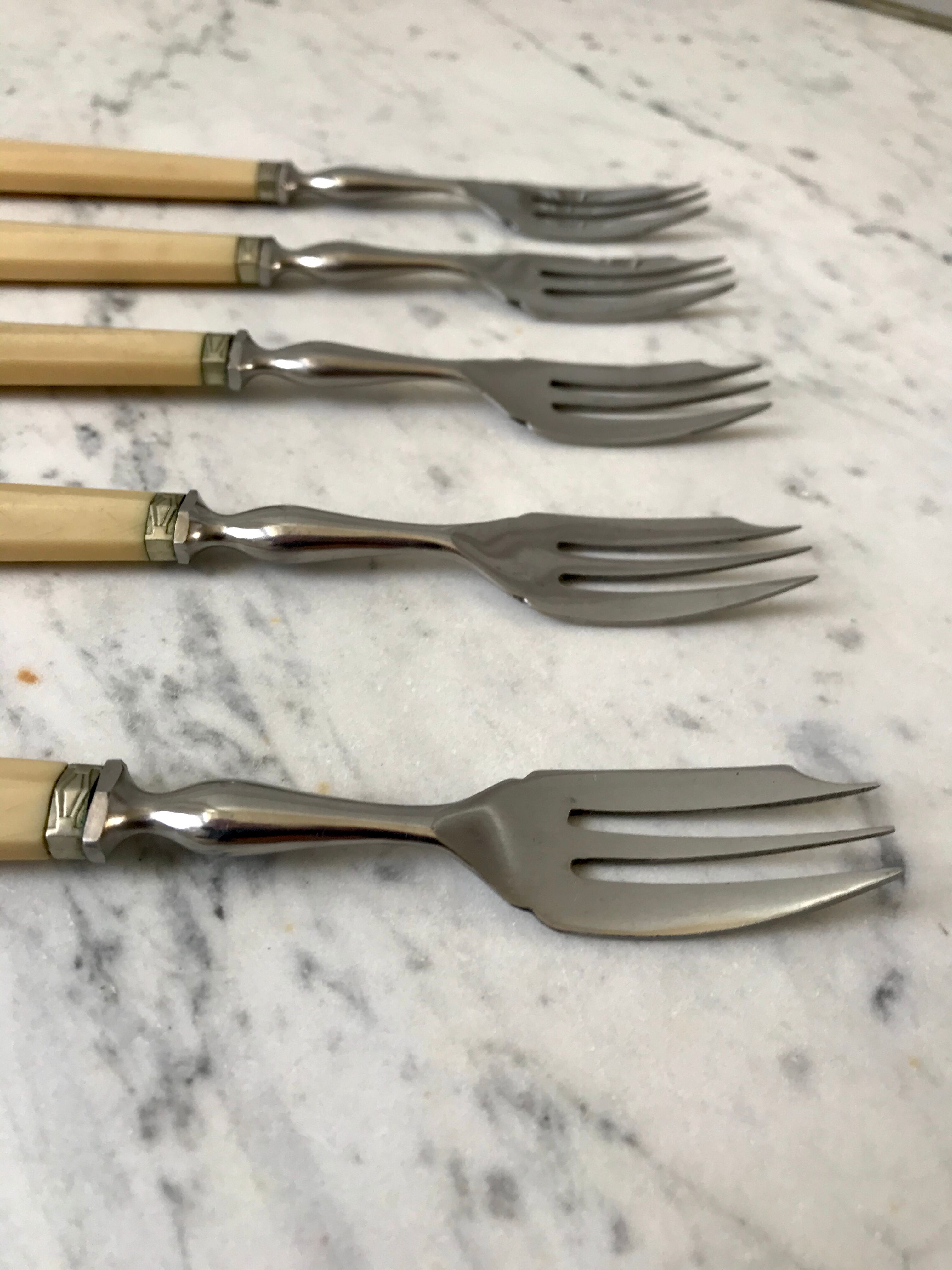 Set of 5 dessert forks with three peaks in Bakelite 50s-60s